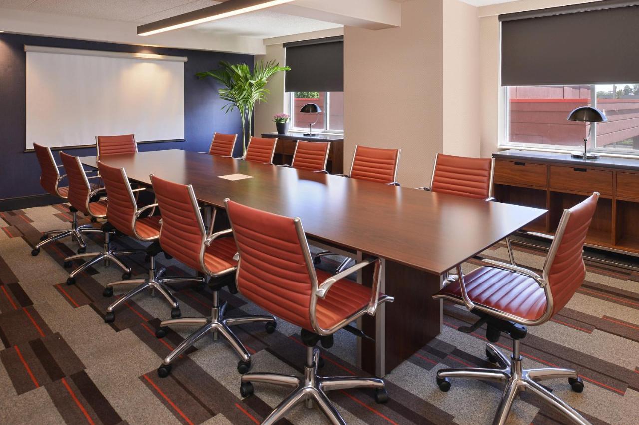 Hotel Radisson Detroit Metro Airport 3*