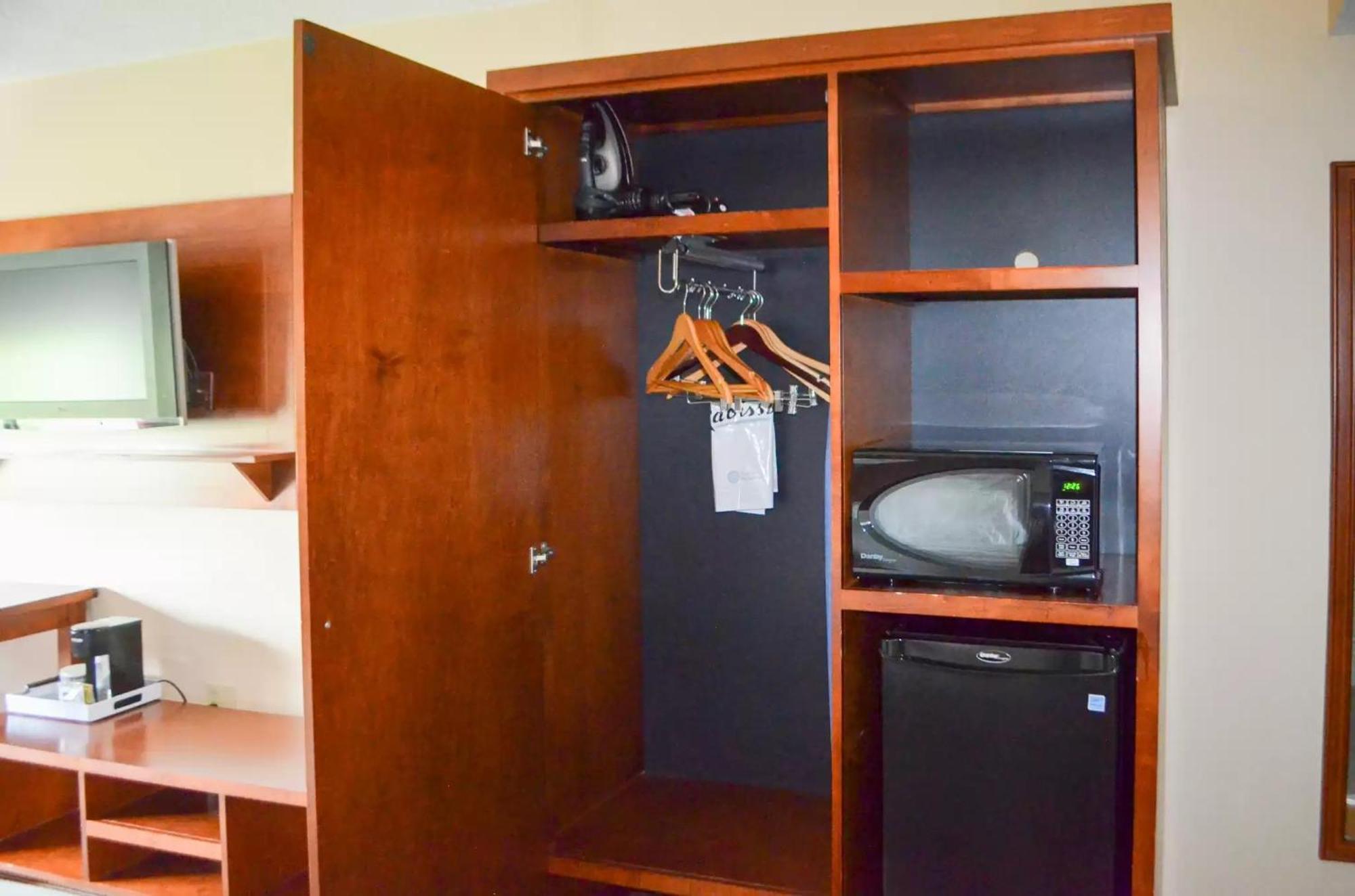 Radisson Detroit Metro Airport Hotel