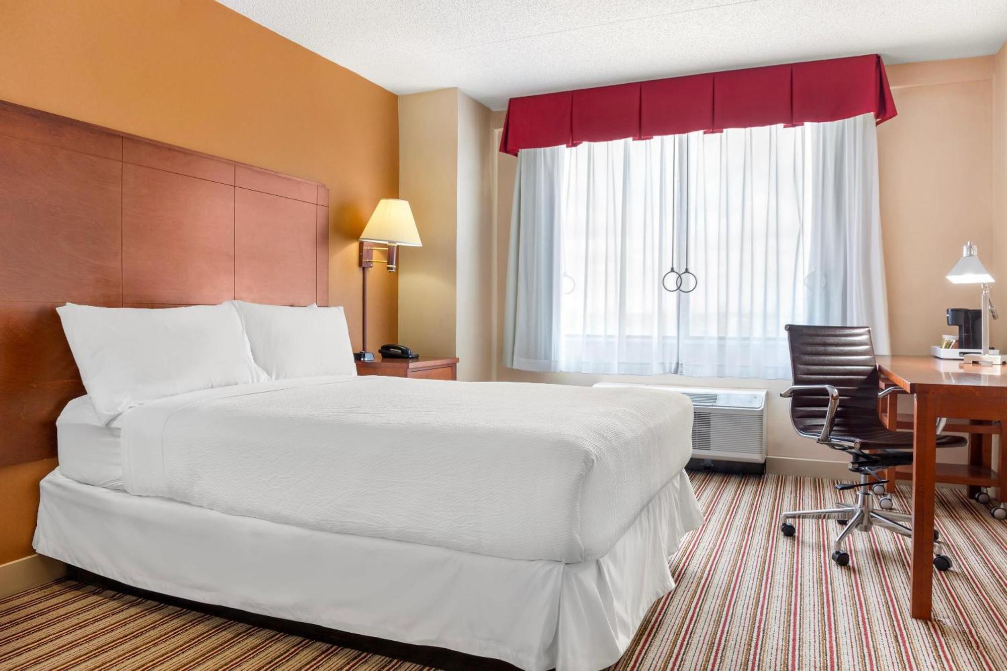Hotel Radisson Detroit Metro Airport 3*