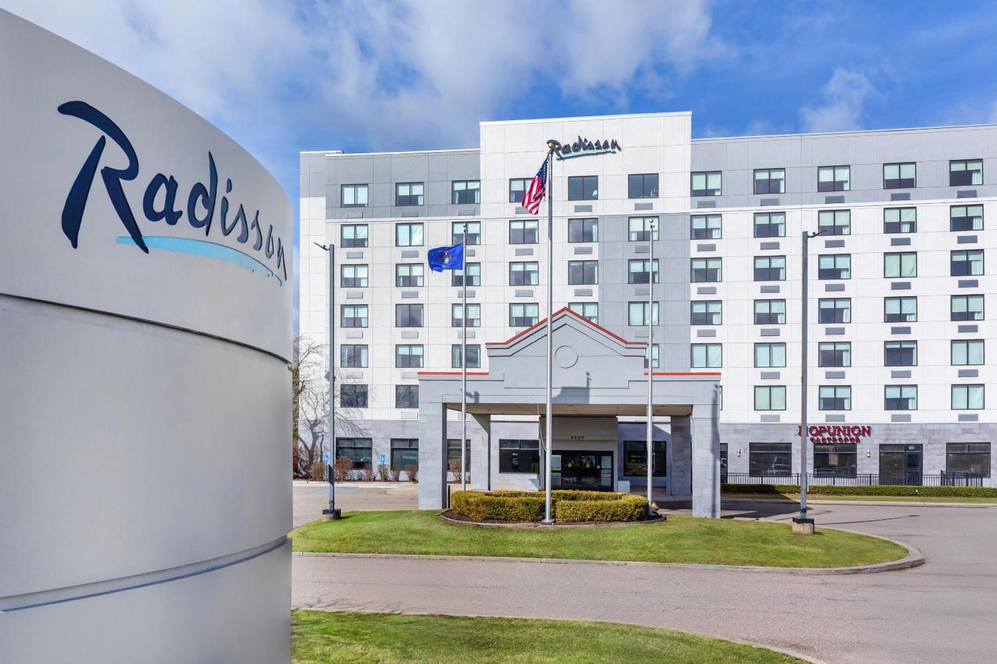 Radisson Detroit Metro Airport Hotel 3*