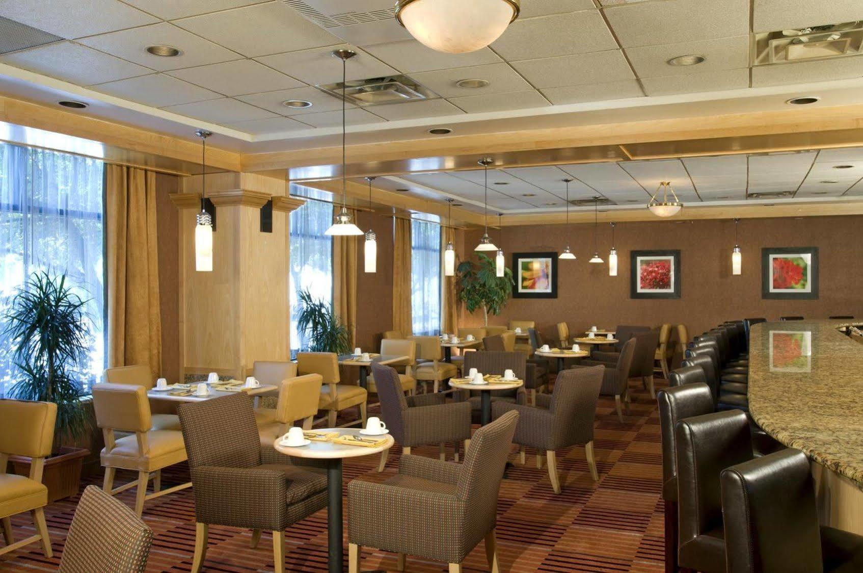 Radisson Detroit Metro Airport Hotel 3*