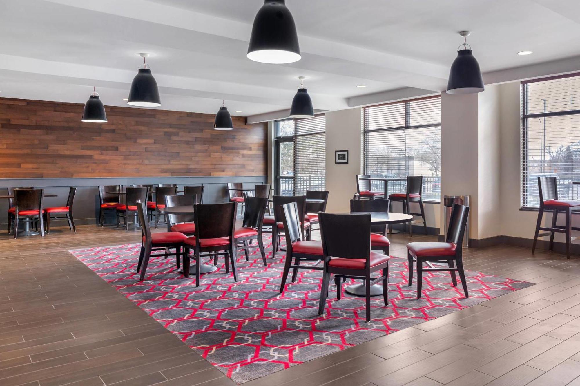 Radisson Detroit Metro Airport 3*