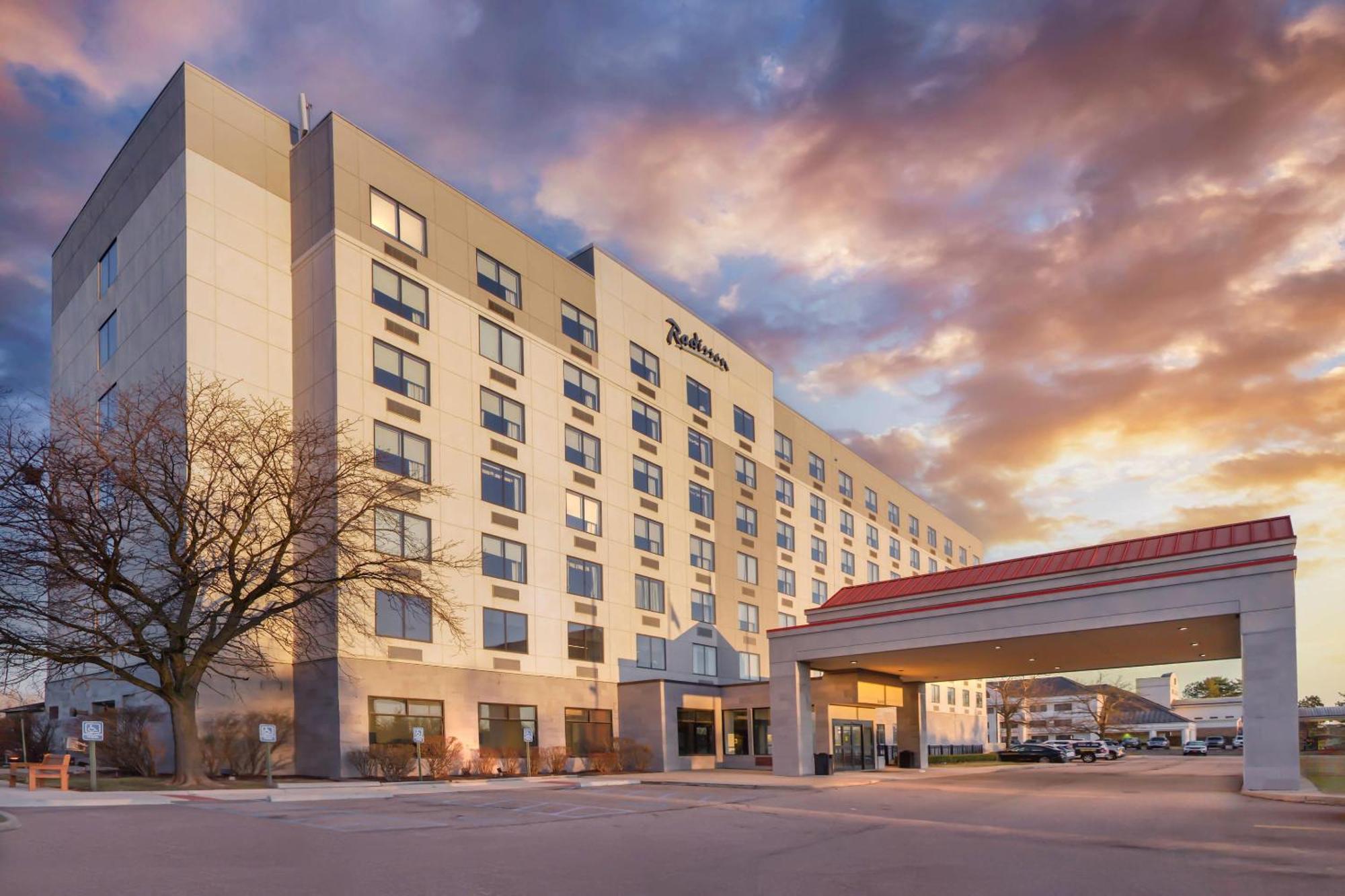 Hotel Radisson Detroit Metro Airport 3*